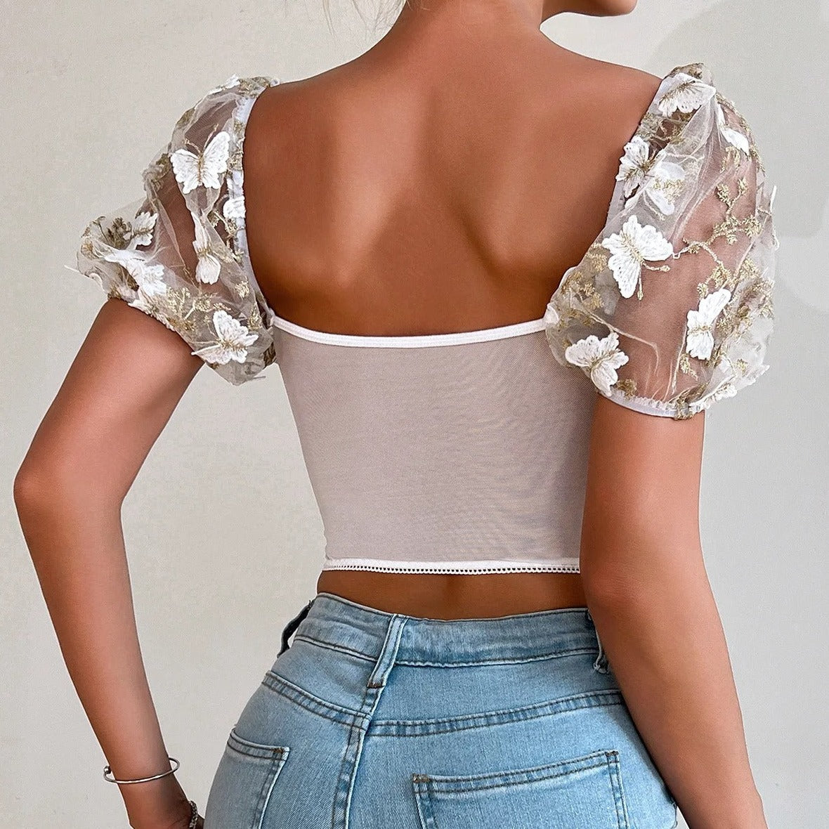 Olyssa Kelebek İşlemeli V Yaka Puf Kollu Kırpık Üst Bluz