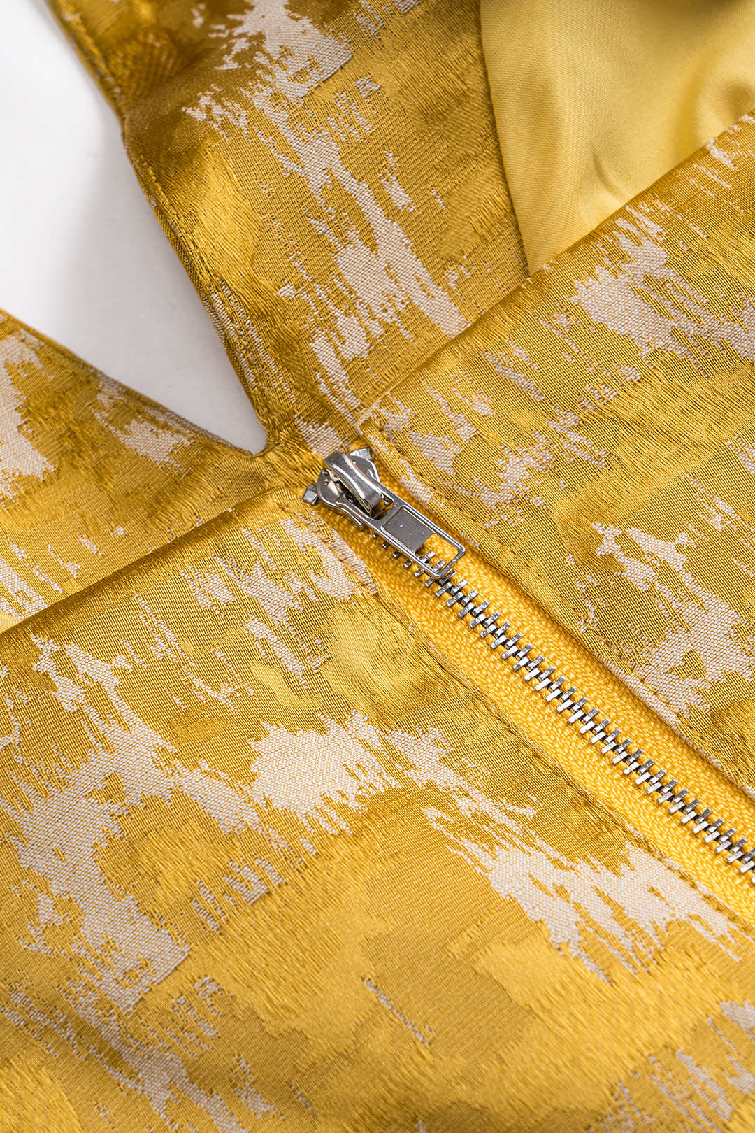 Jakarlı Kesim Açık Yırtmaçlı Fermuarlı Sırt Dekolteli Askılı Üst