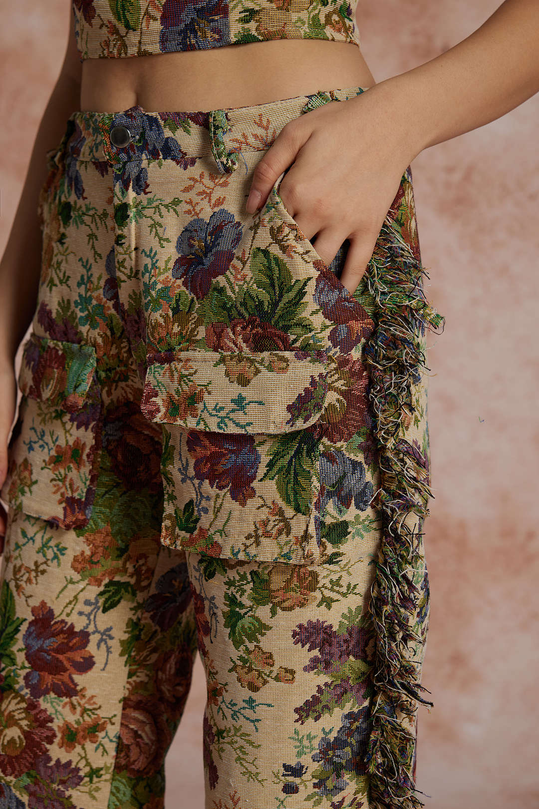 Çiçek Desenli Franjlı Bağcıklı Sırt Dekolteli Bluz Ve Düğmeli Cepli Pantolon Seti