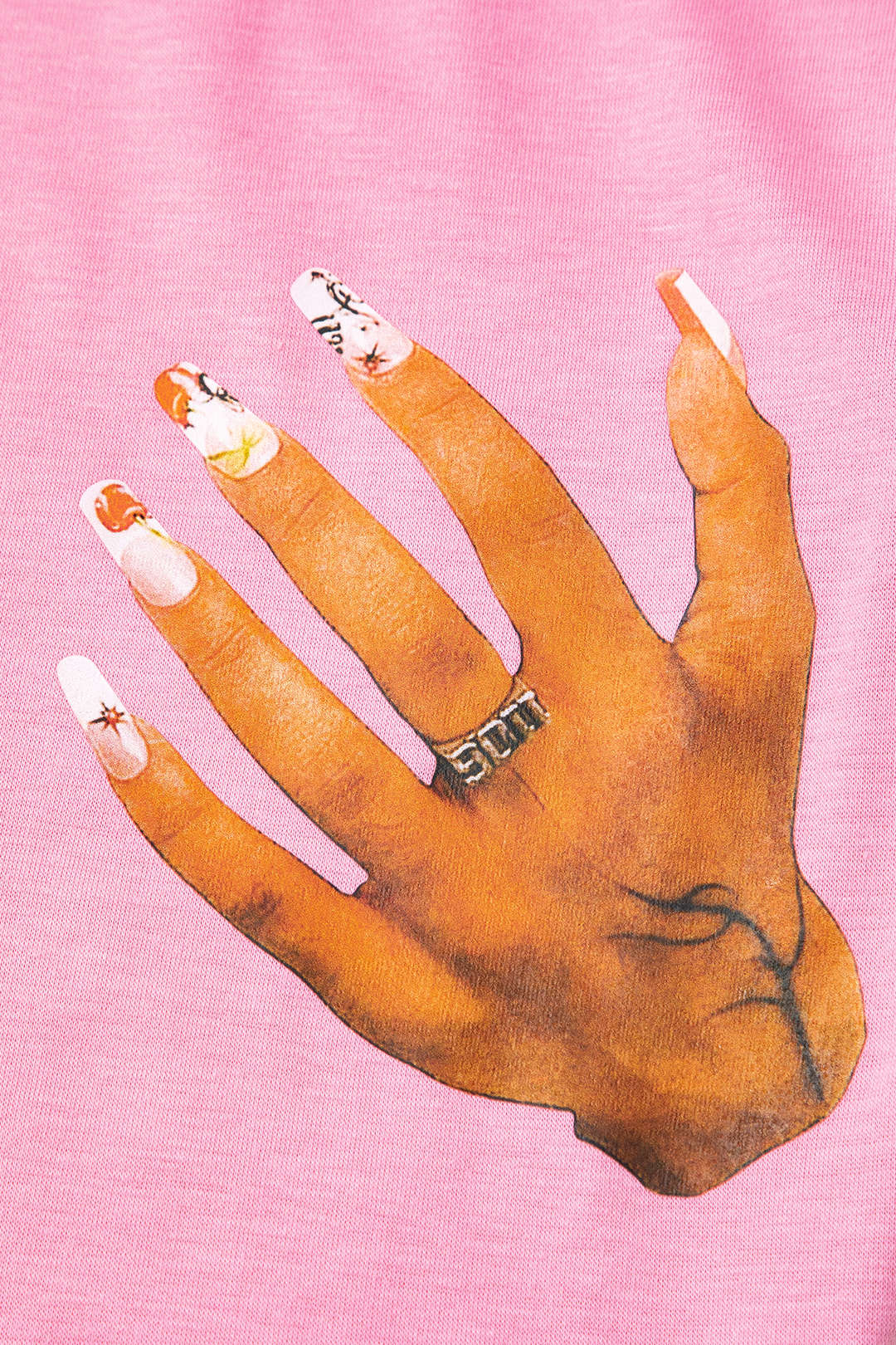 Elleri Baskılı Yuvarlak Yaka Kısa Tişört