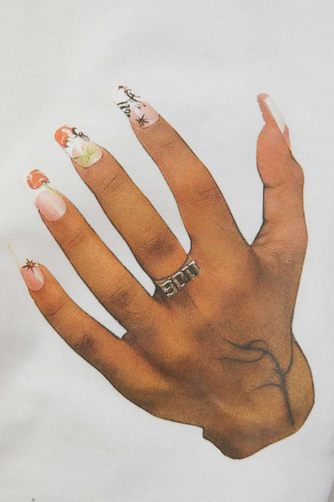 Elleri Baskılı Yuvarlak Yaka Kısa Tişört