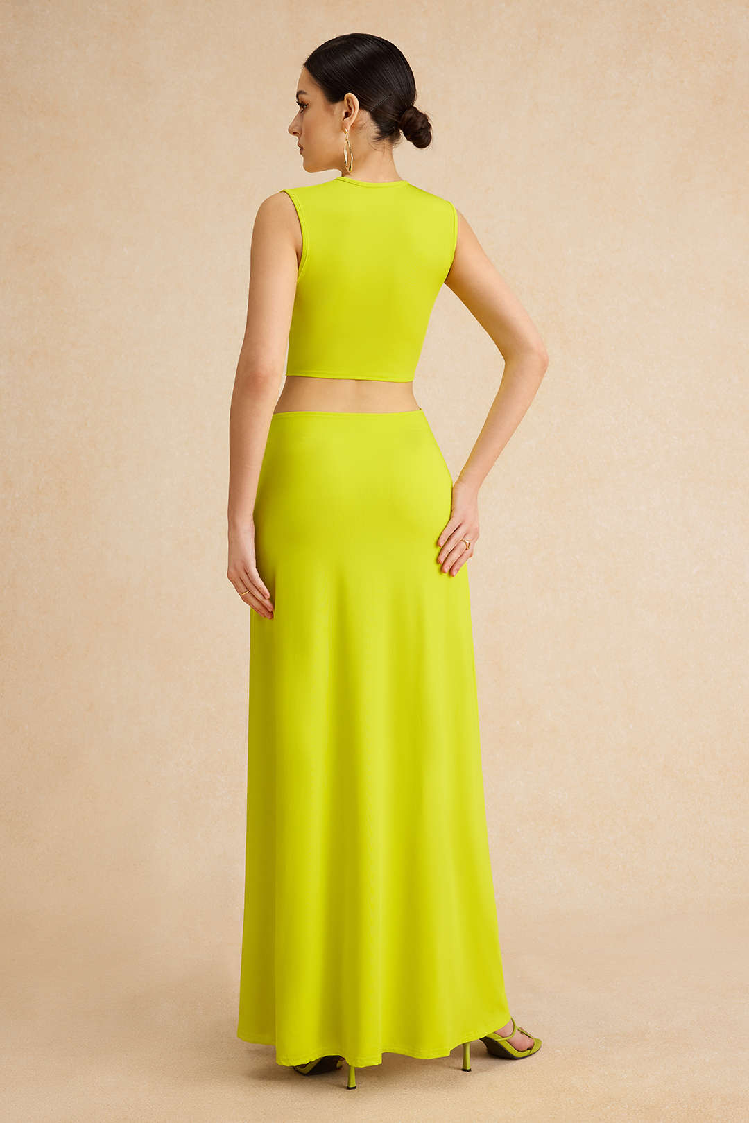 Kesik Detaylı Dönme Bağlama Kolsuz Yırtmaçlı Midi Elbise