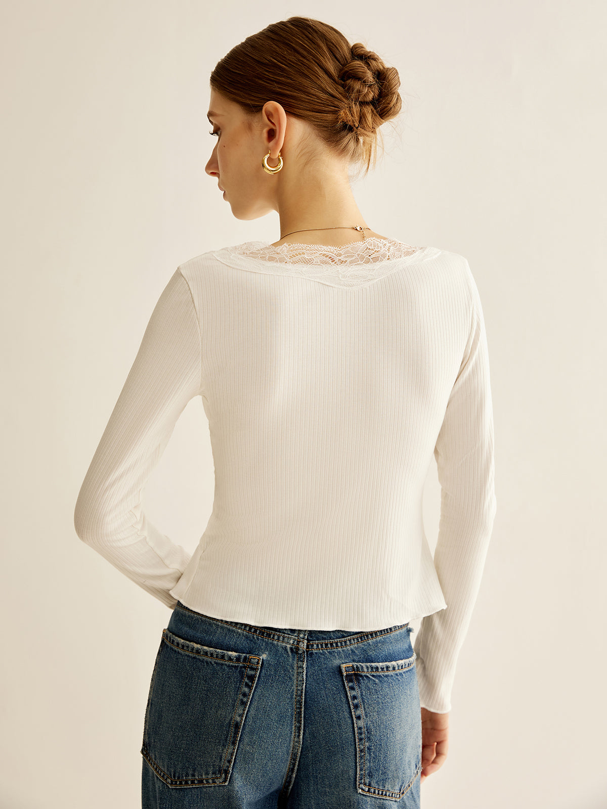 Dantel Kenarlı Düğmeli V Yaka Bluz