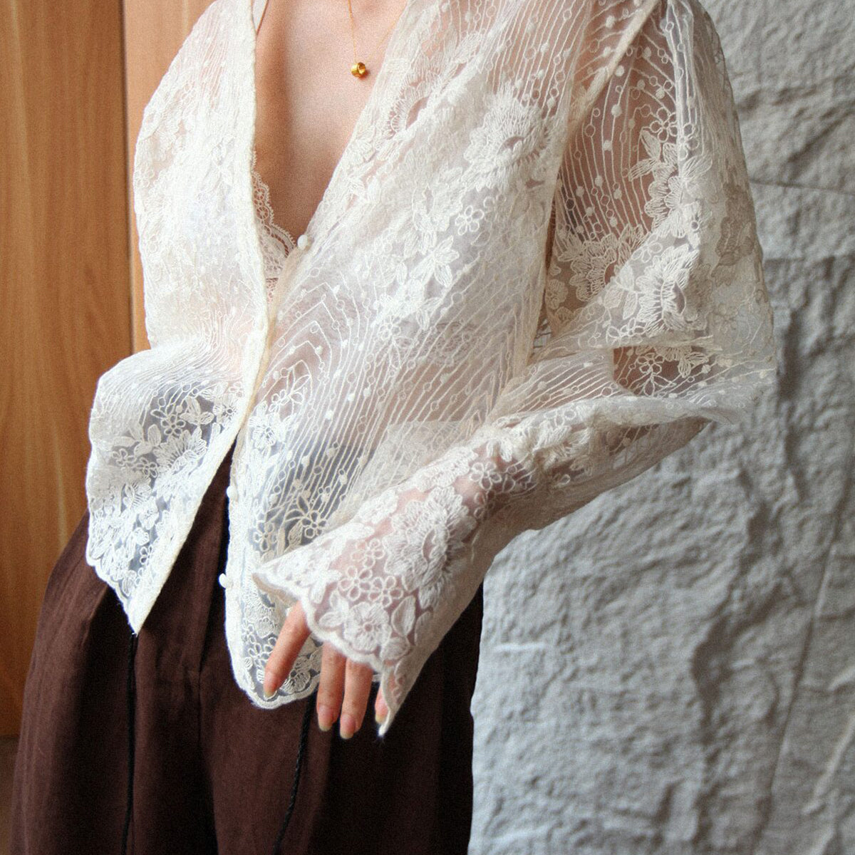 V Yaka Düğmeli Çiçek Desenli Şeffaf Gömlek