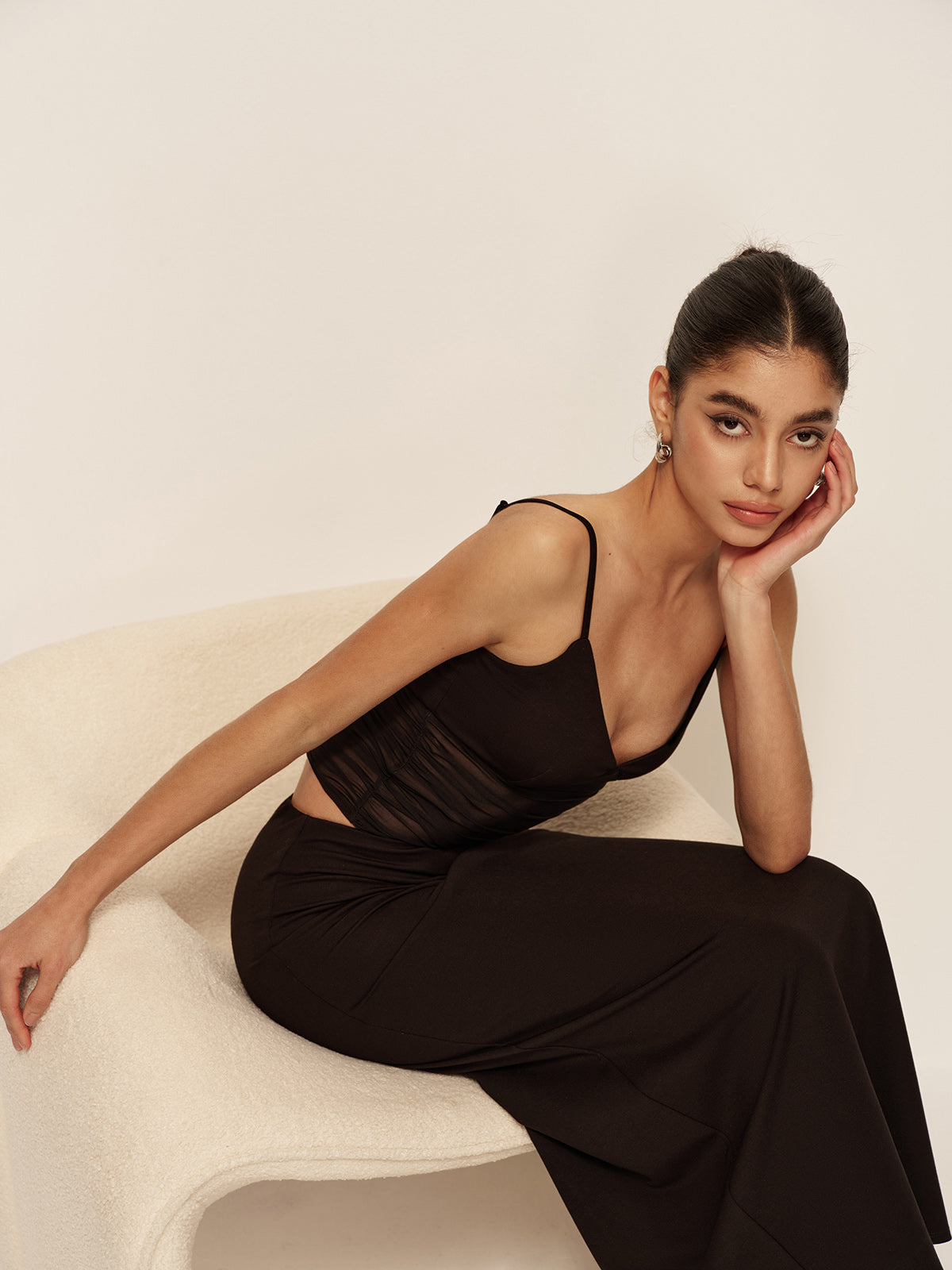 Olyssa Şık Asimetrik Dökümlü Elbişe ile Şık Düşük V-Yaka