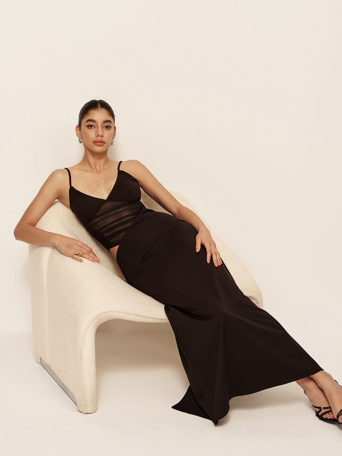 Olyssa Şık Asimetrik Dökümlü Elbişe ile Şık Düşük V-Yaka