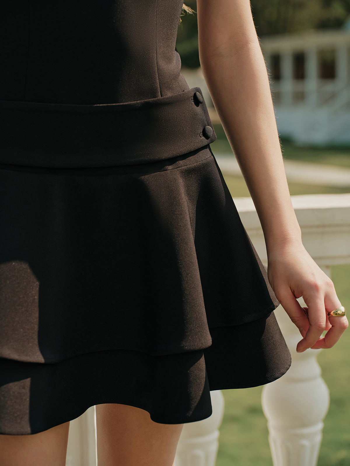 Olyssa Şık Kolsuz Volanlı Kısa Elbise Düğme Detaylı