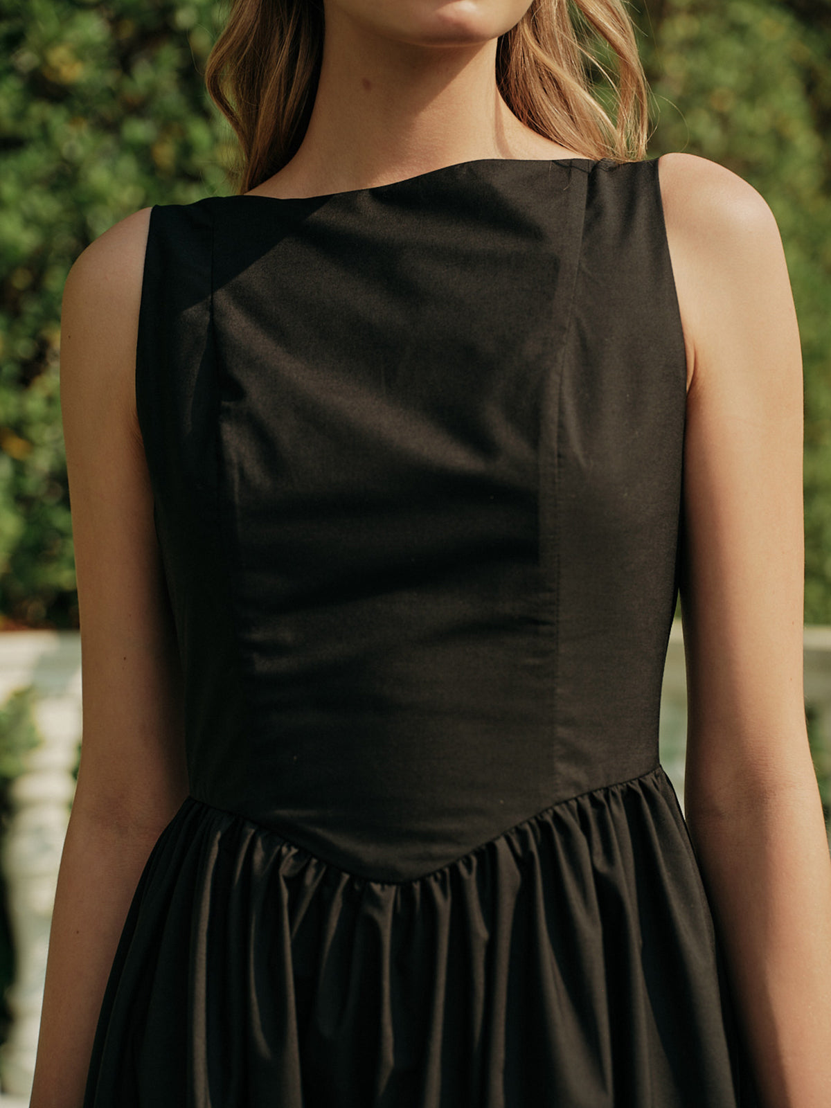 Olyssa Şık Kolsuz Sırt Açık Plise Maxi Elbise