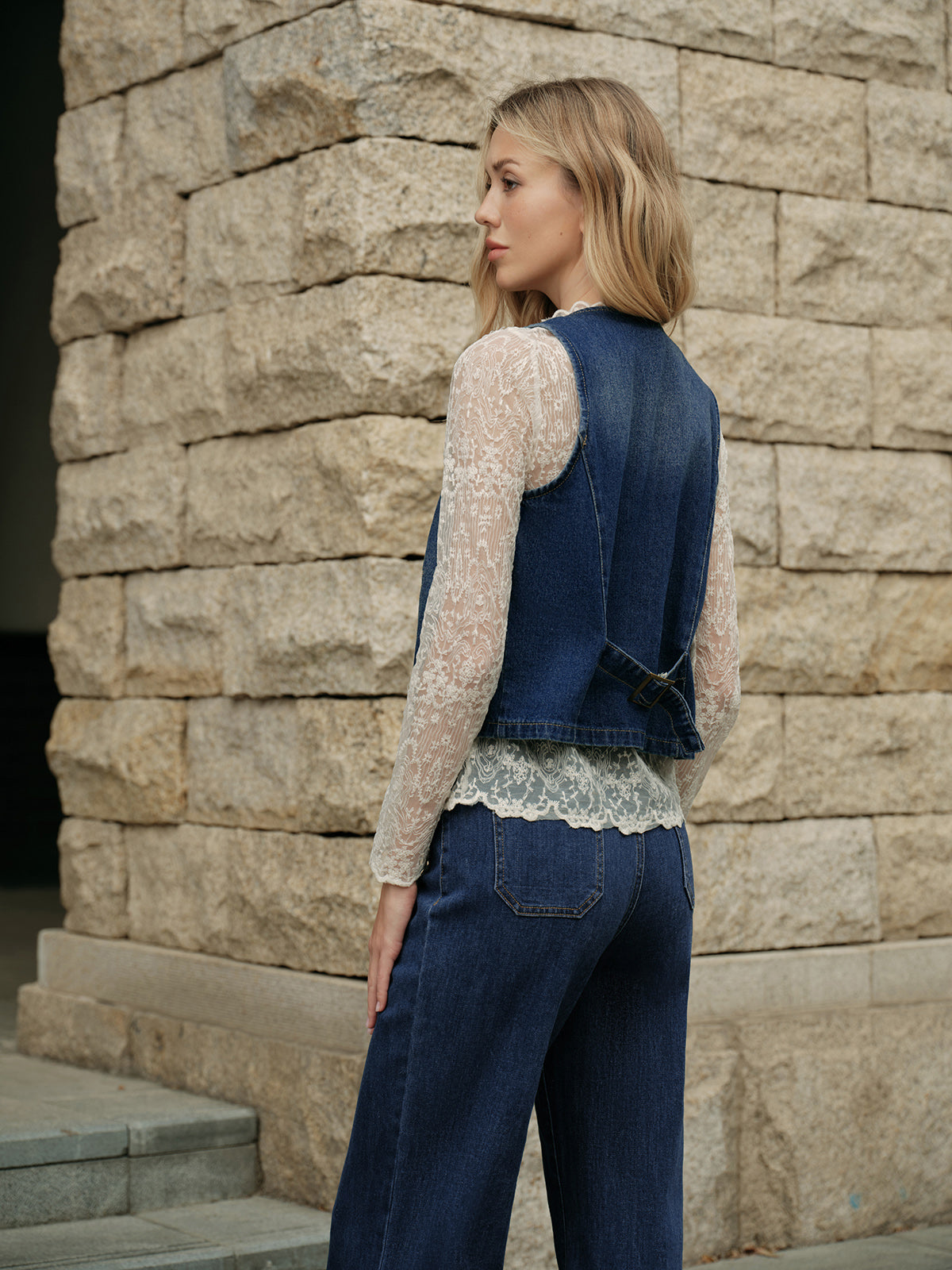 Şık Denim Yelek ile Rahat Şıklık