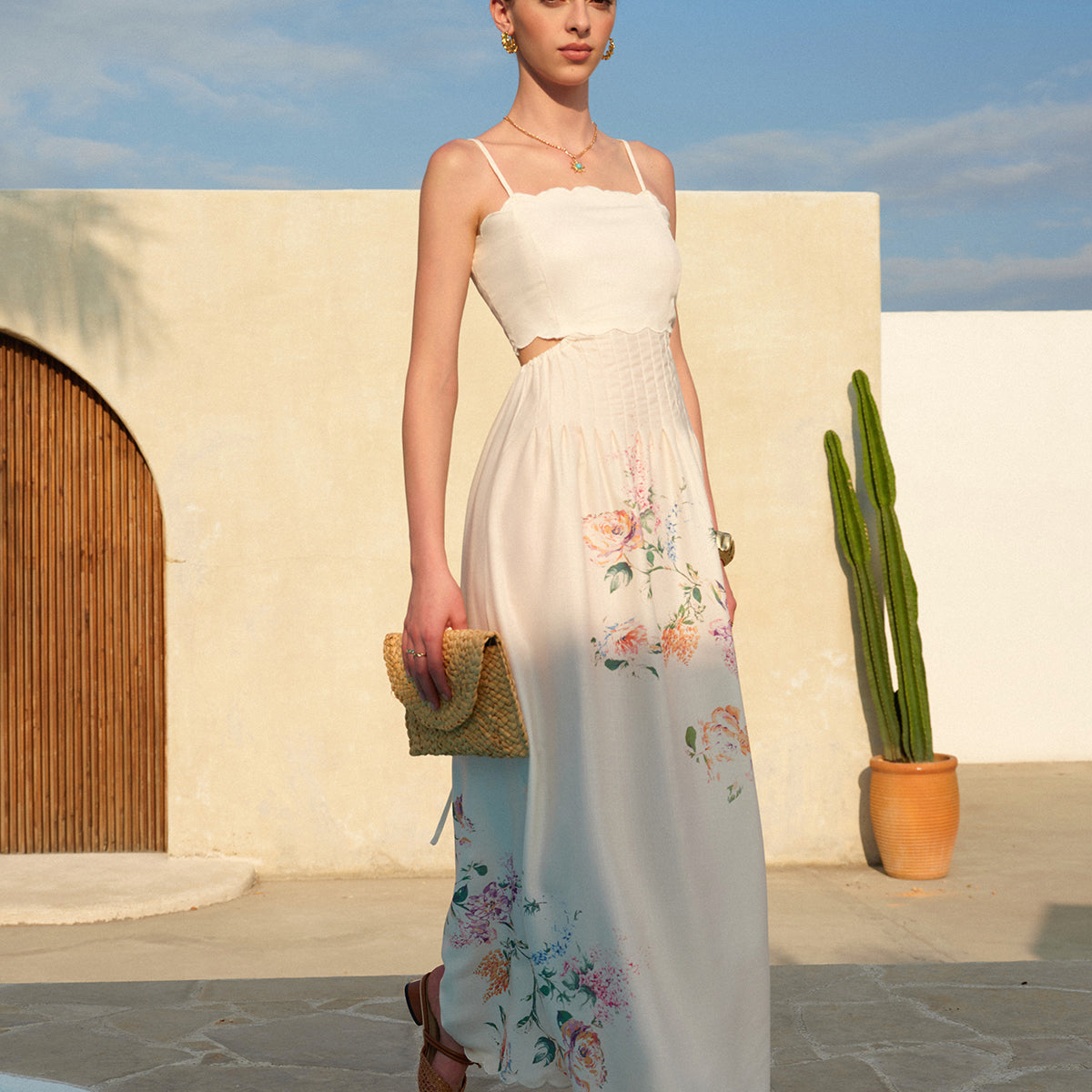 Şık Çiçek Desenli Dantel Bağcıklı Sırt Dekolteli Kolsuz Abiye Elbise