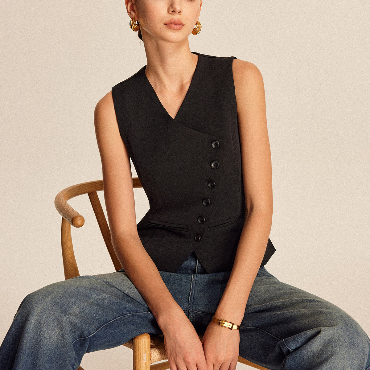 Şık V-Yaka Düğmeli Yelek ile Zahmetsiz Tarz