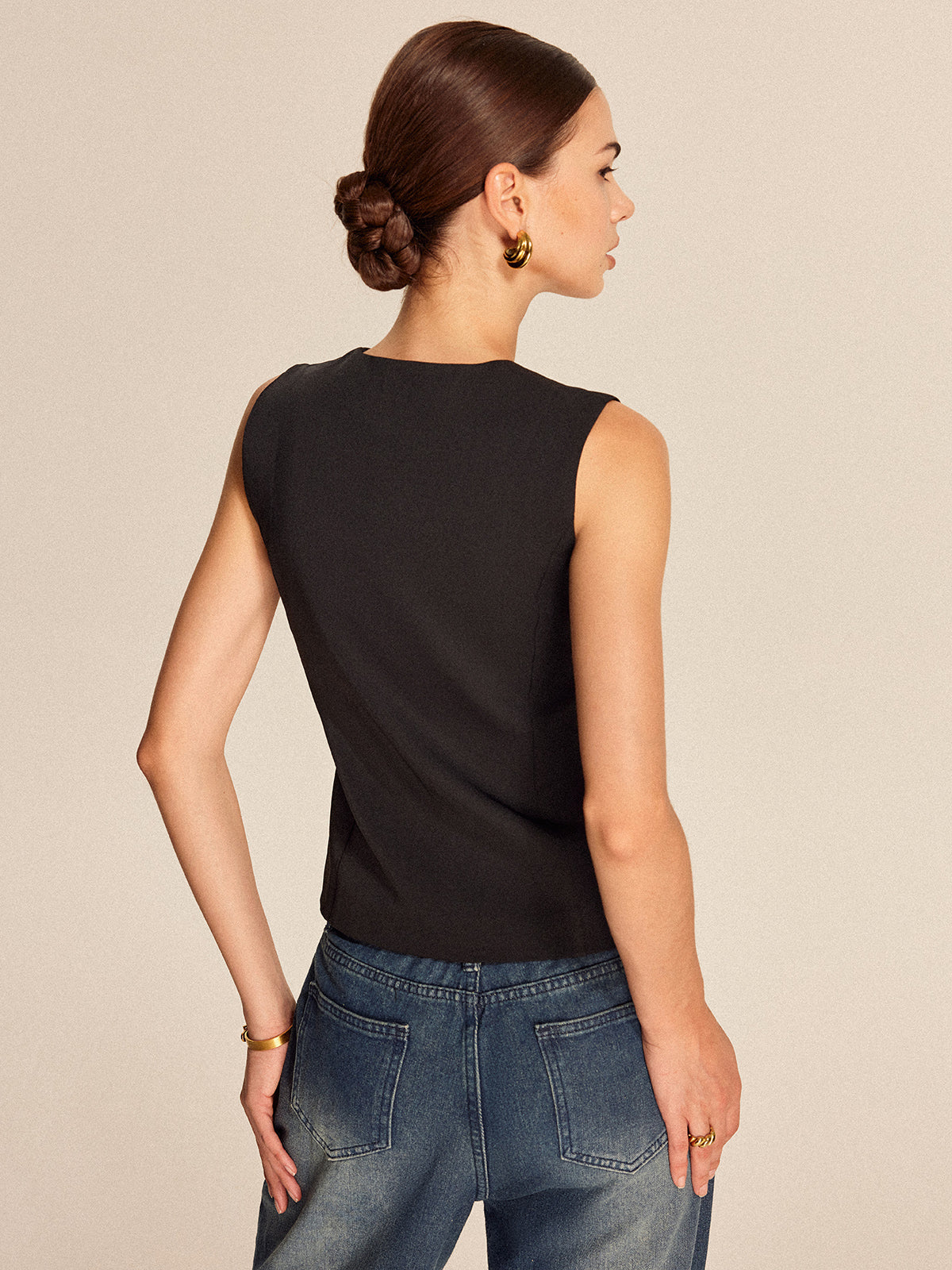 Şık V-Yaka Düğmeli Yelek ile Zahmetsiz Tarz