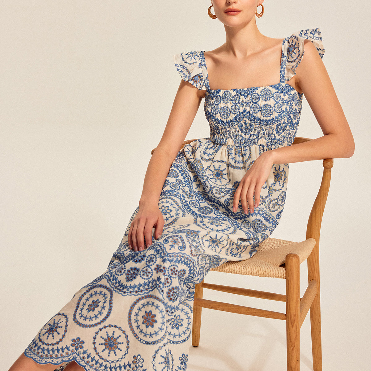 Şık Boho Çiçekli Elbise ile Etkileyici Sırt Dekolteli