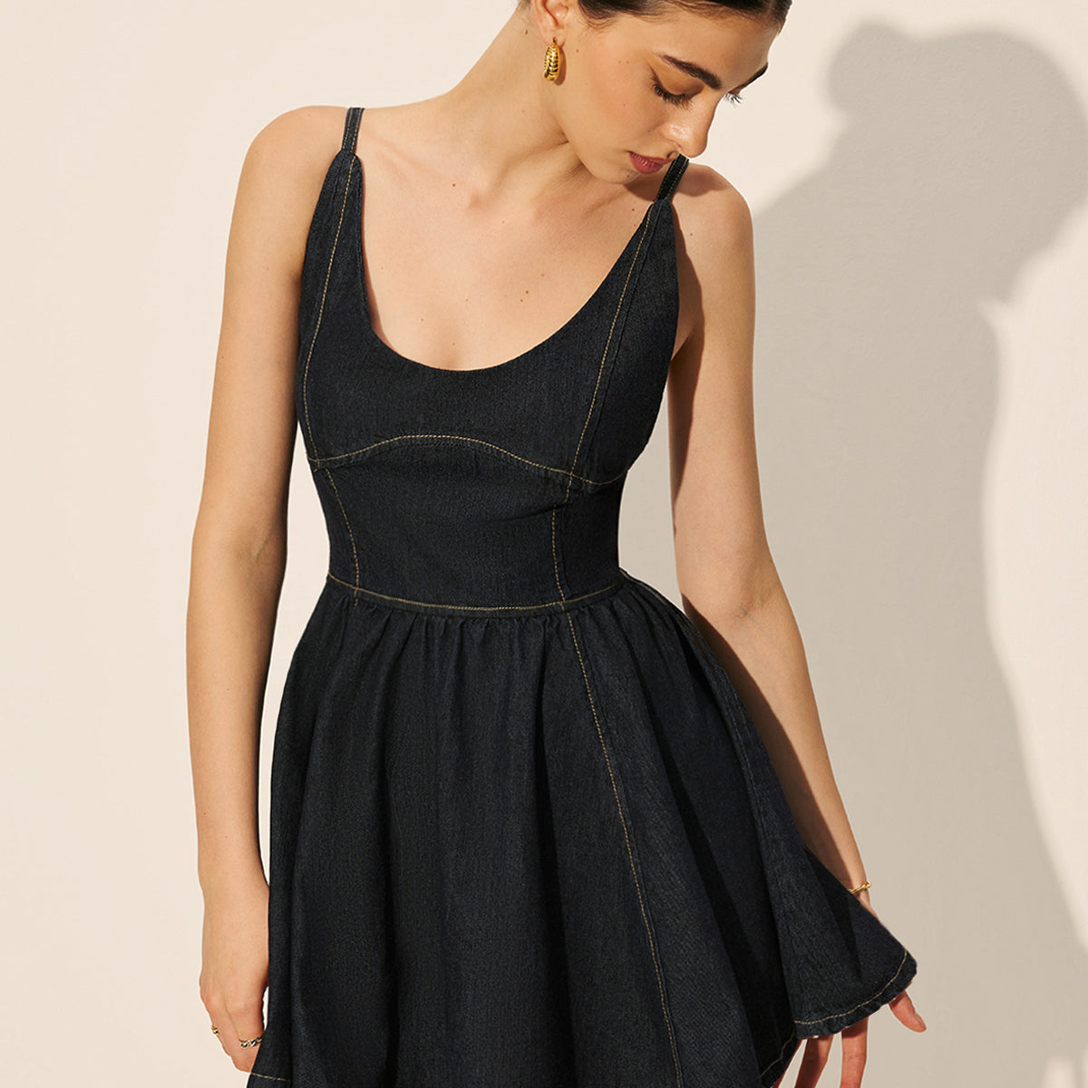 Şık Sırt Açık Kot Tütün Elbisesi ile Şık Bir Görünüm