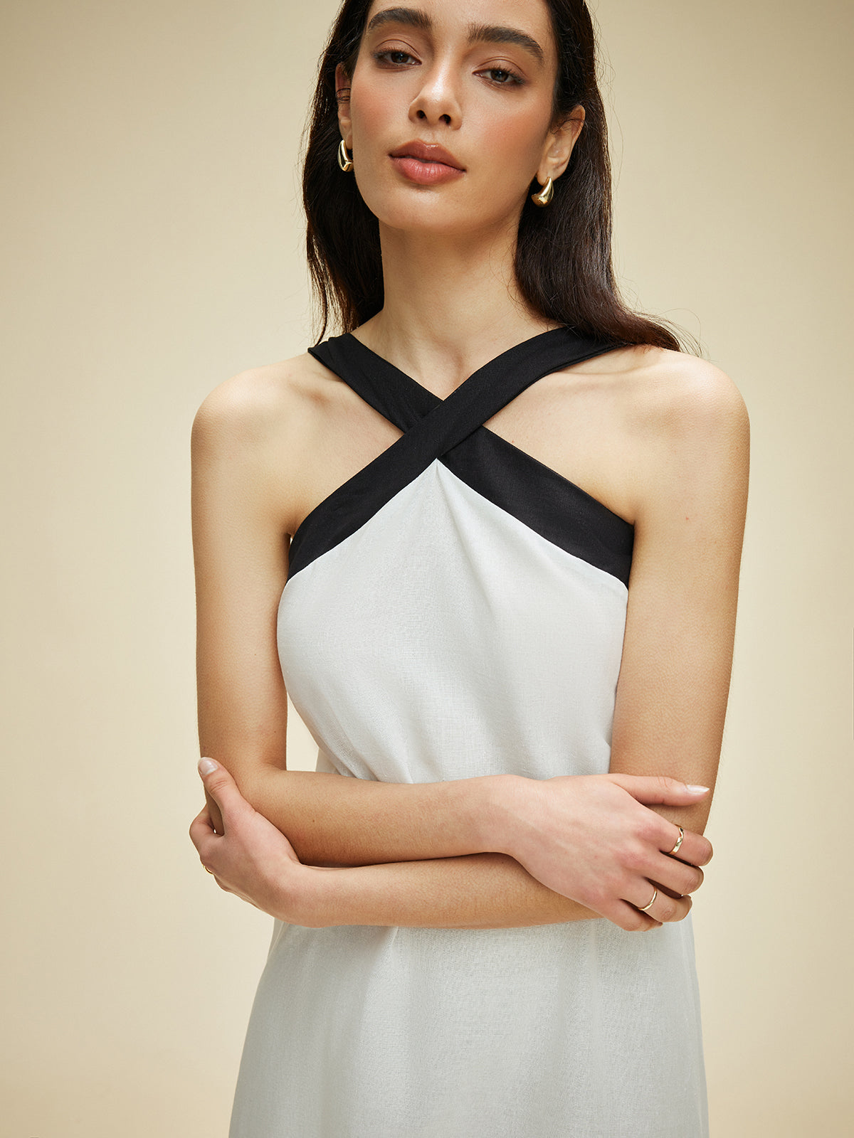 Şık Sırtı Açık Halter Elbise - Yarı Şeffaf Pamuk ve Keten Karışımı