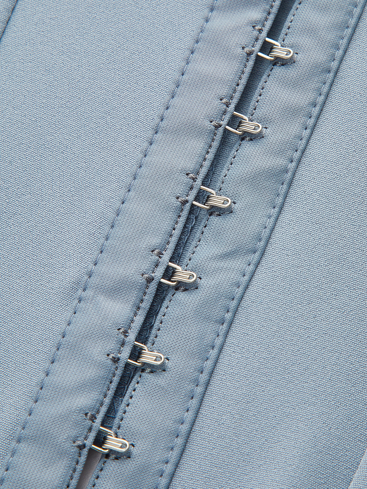 Çarpıcı Dantel Kenarlı Kalp Yaka Korse, Şık Fiyonk Detayı ile