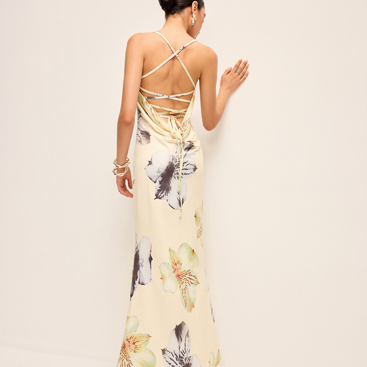 Sırtı Açık Düğmeli Çiçek Desenli Elbise