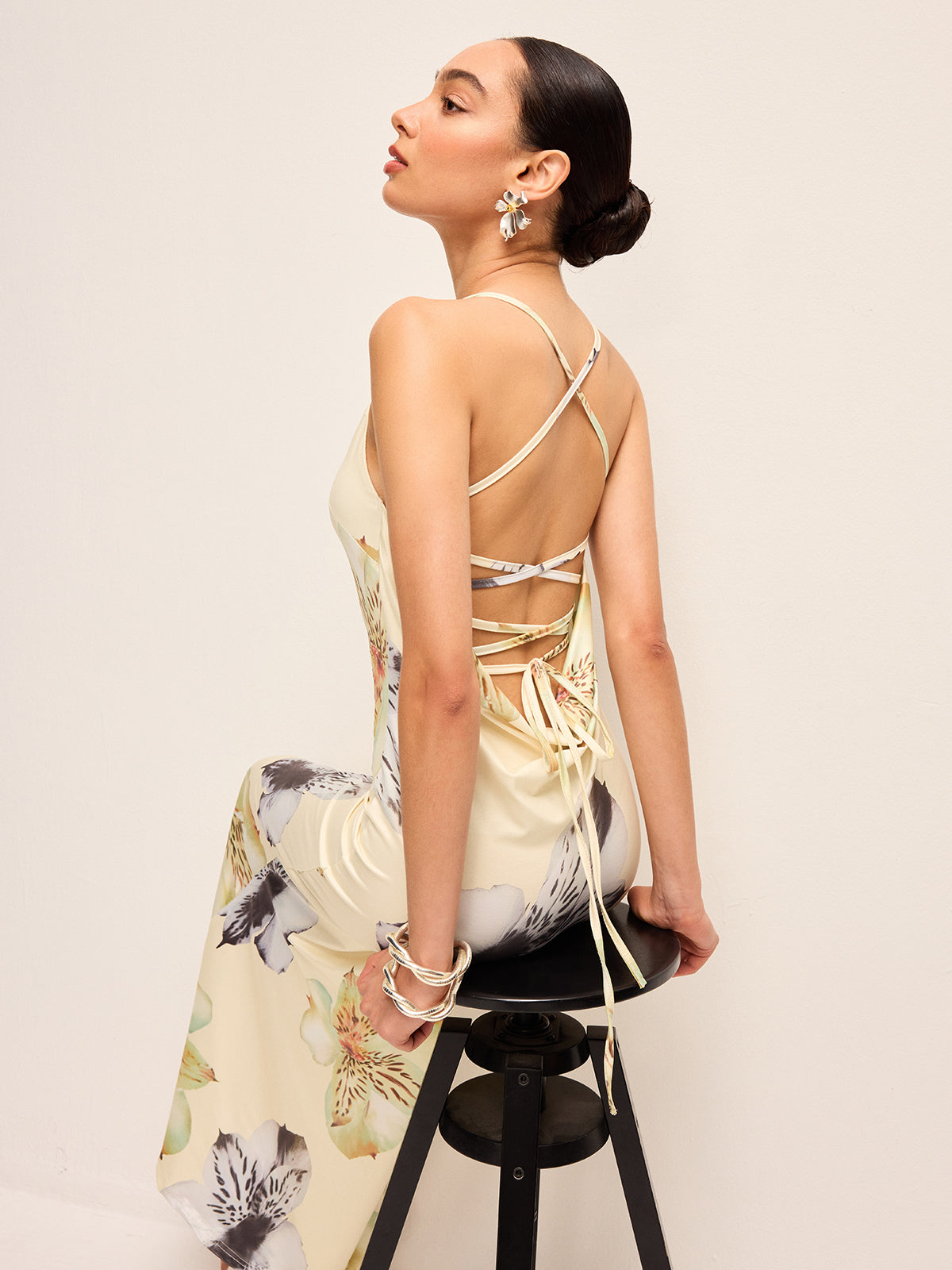 Sırtı Açık Düğmeli Çiçek Desenli Elbise