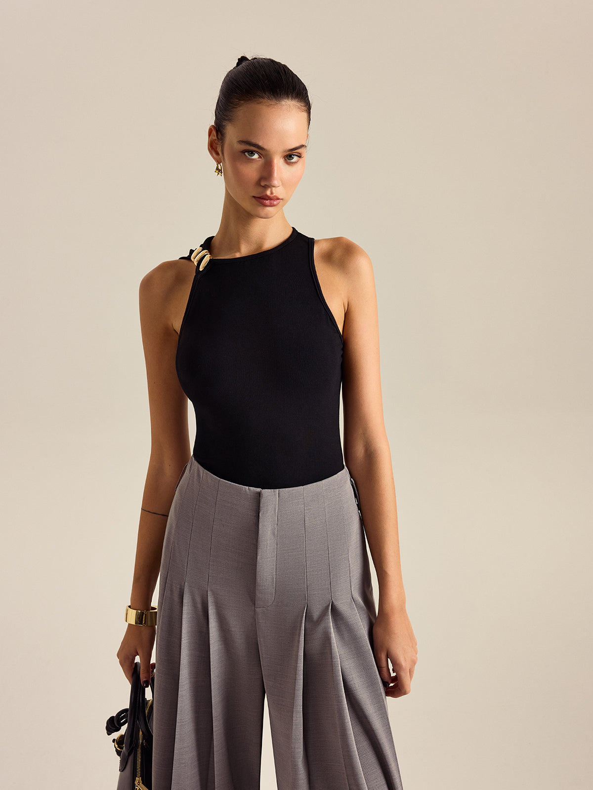 Metal Detaylı Kolsuz Bluz