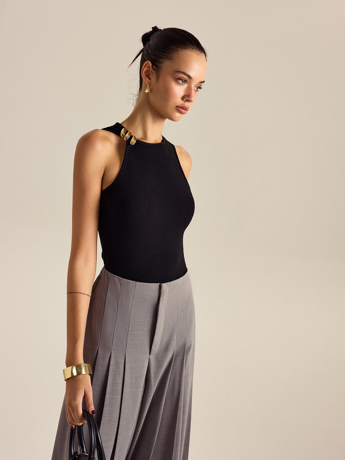 Metal Detaylı Kolsuz Bluz