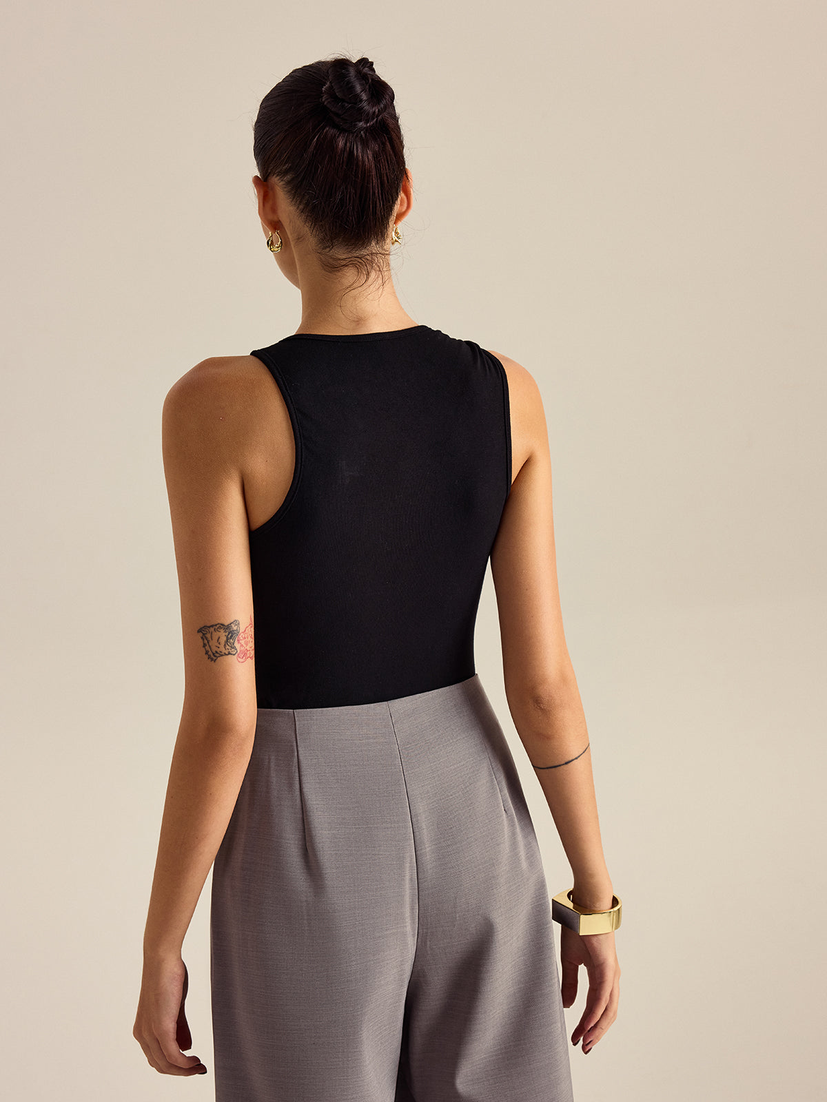 Metal Detaylı Kolsuz Bluz