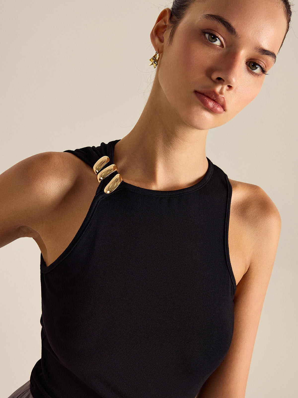 Metal Detaylı Kolsuz Bluz