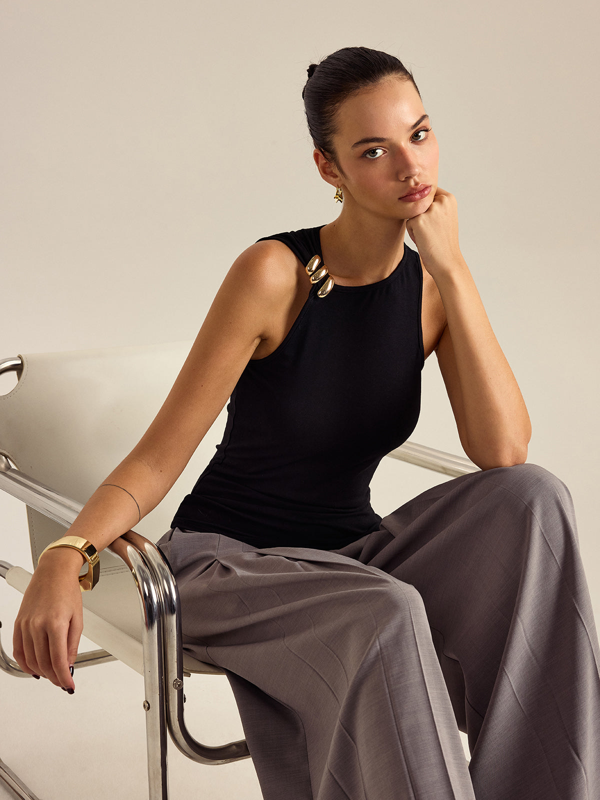 Metal Detaylı Kolsuz Bluz