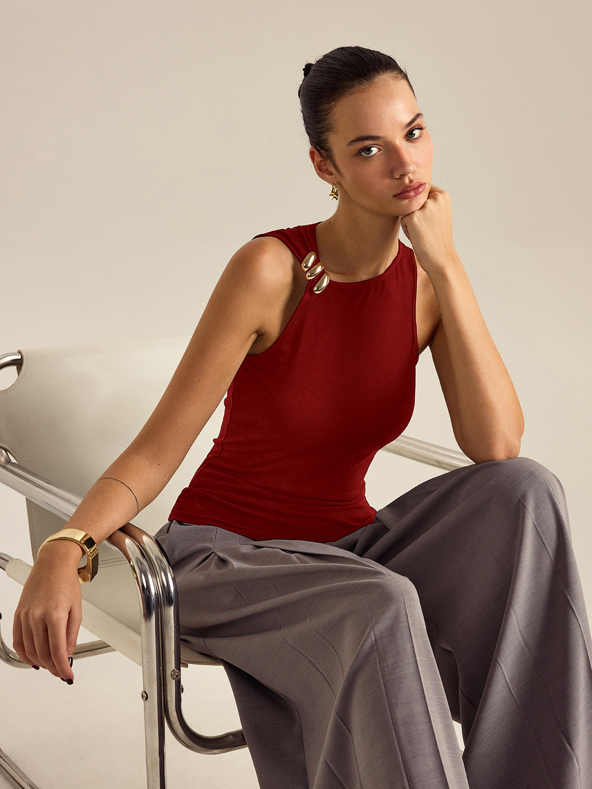 Metal Detaylı Kolsuz Bluz