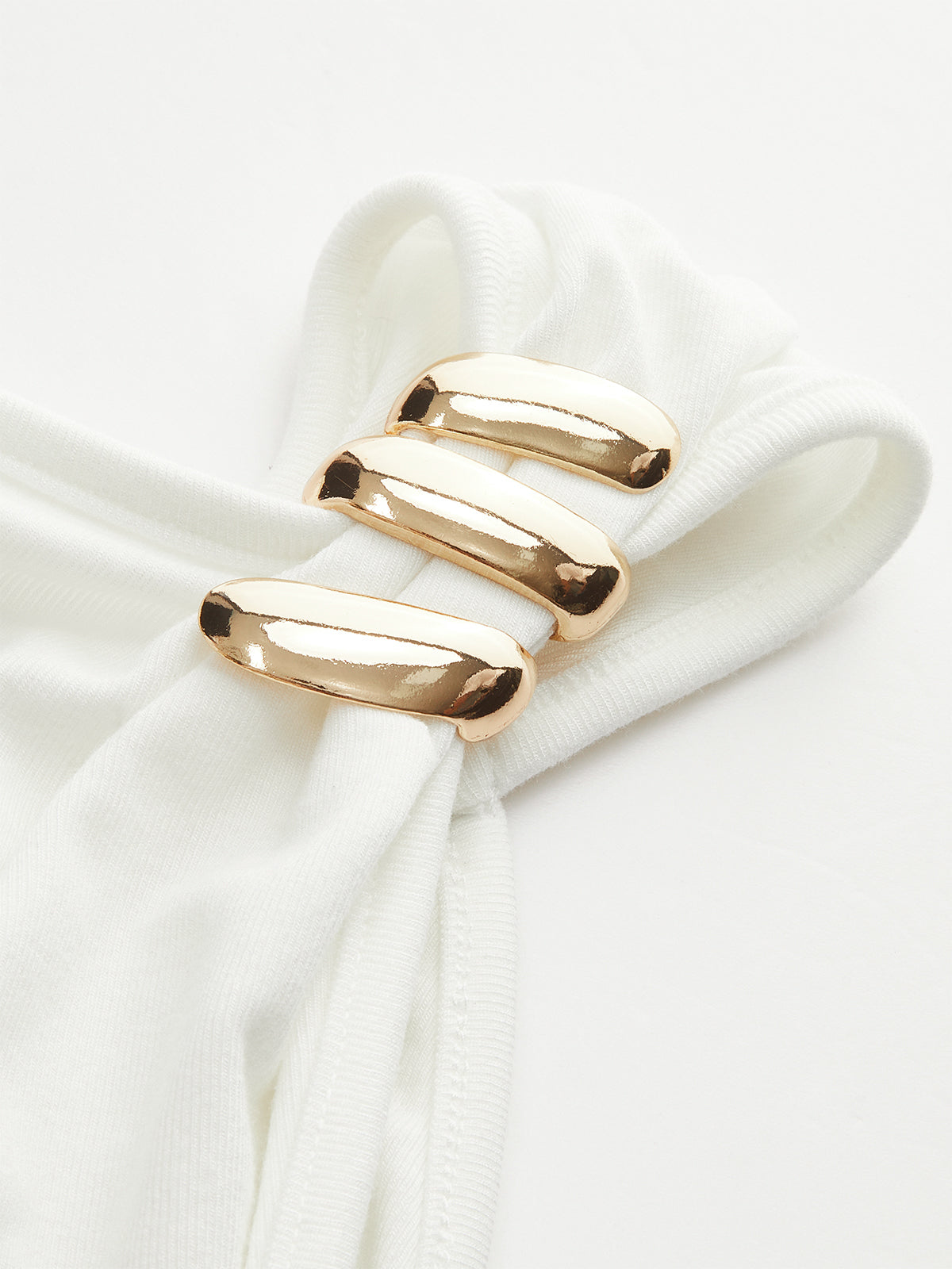 Metal Detaylı Kolsuz Bluz