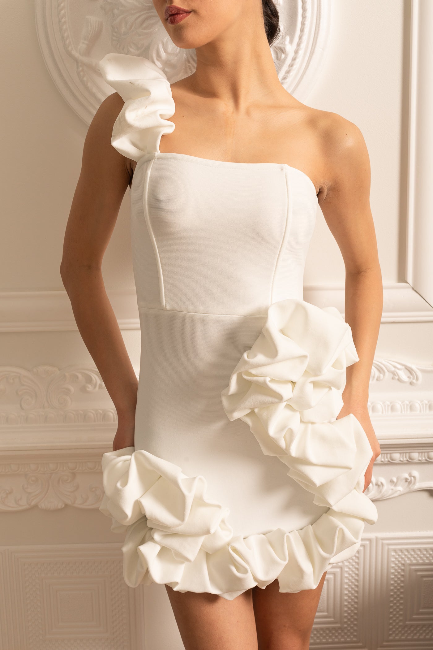 Olyssa Fırfırlı Etek Ucu ve Omuz Askılı Çiçek Desenli Mini Elbise – Beyaz