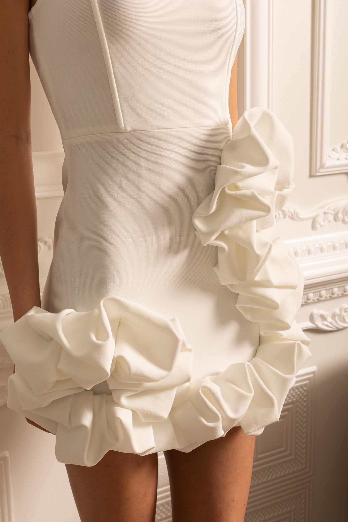 Olyssa Fırfırlı Etek Ucu ve Omuz Askılı Çiçek Desenli Mini Elbise – Beyaz