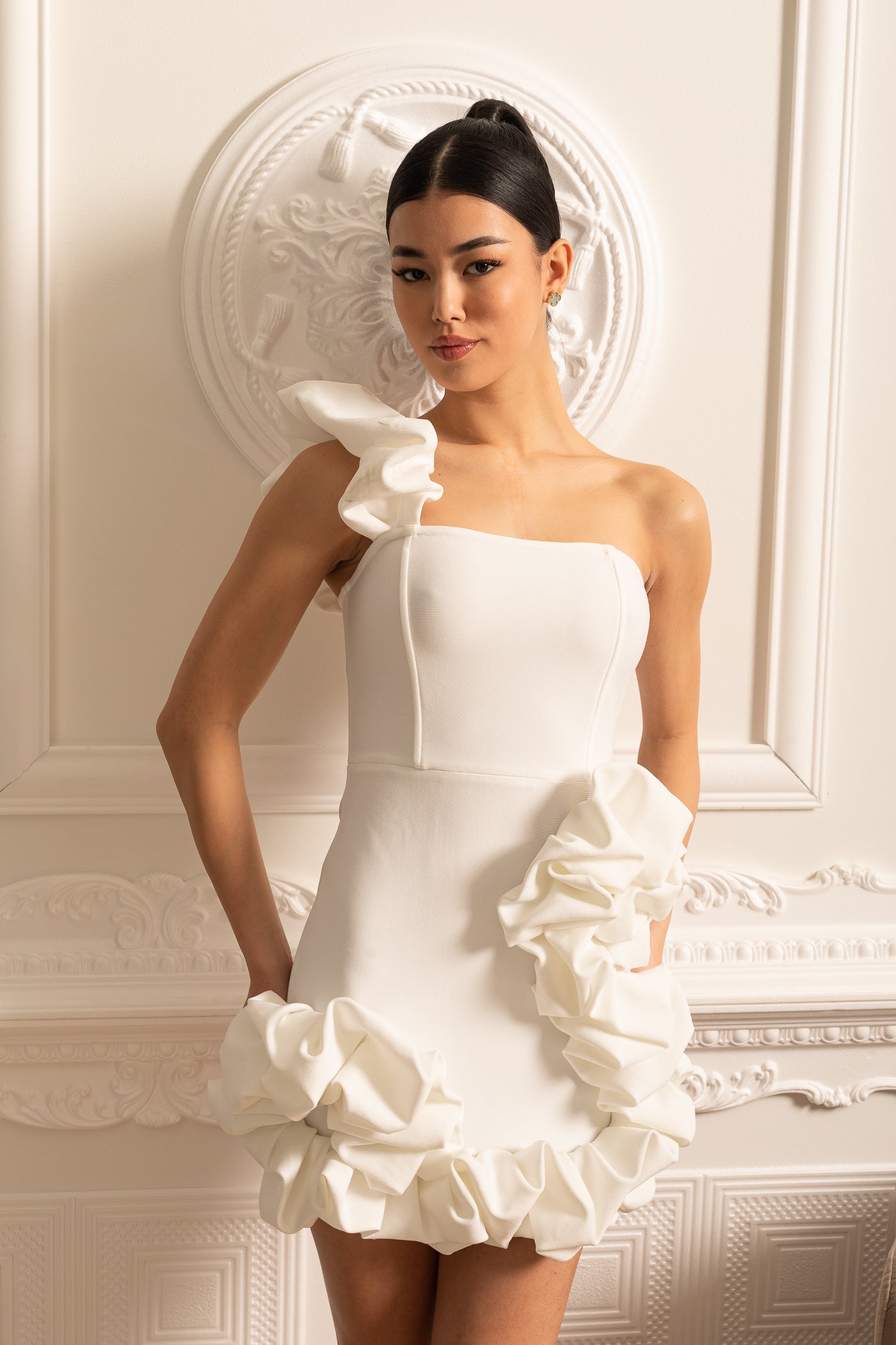 Olyssa Fırfırlı Etek Ucu ve Omuz Askılı Çiçek Desenli Mini Elbise – Beyaz