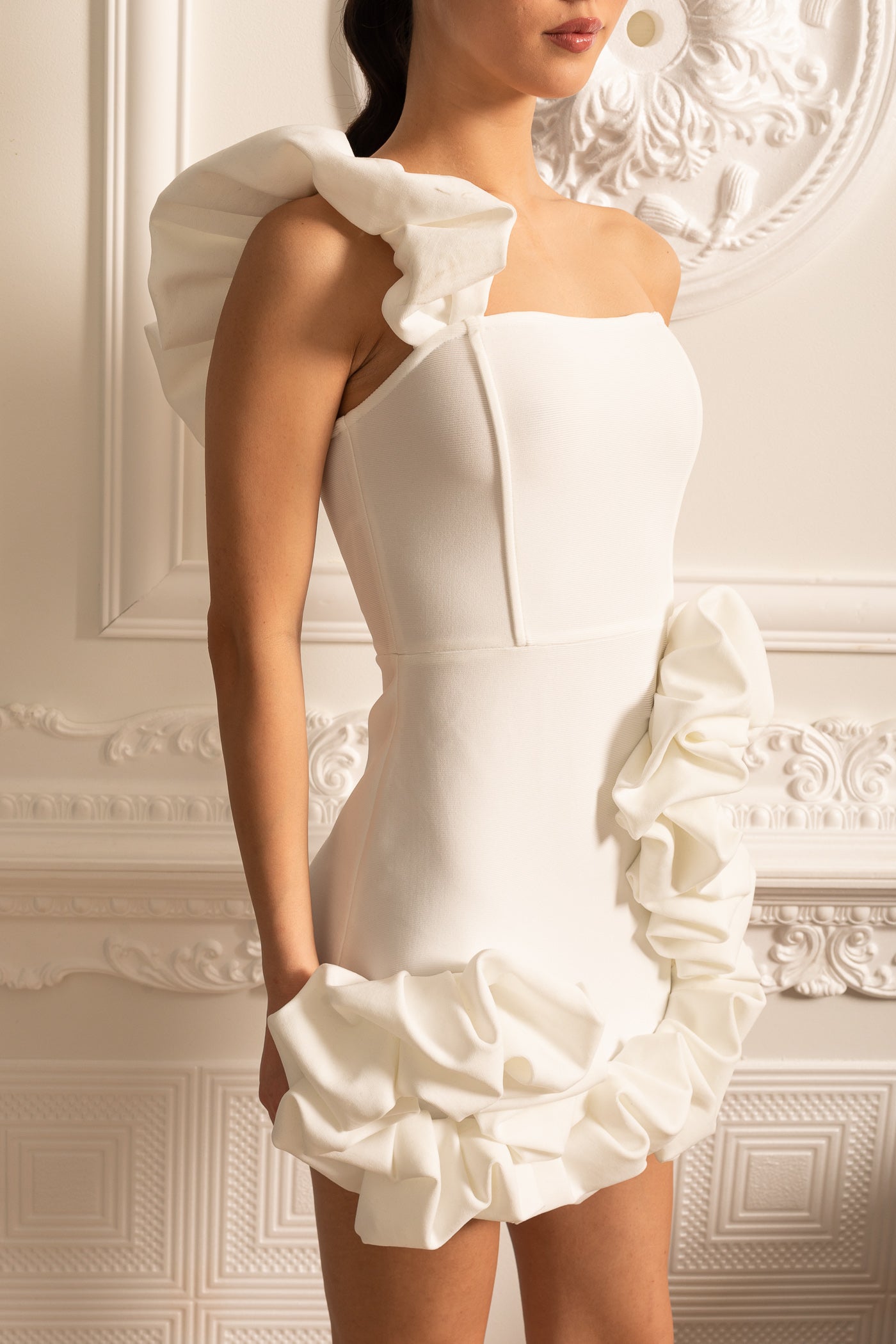 Olyssa Fırfırlı Etek Ucu ve Omuz Askılı Çiçek Desenli Mini Elbise – Beyaz