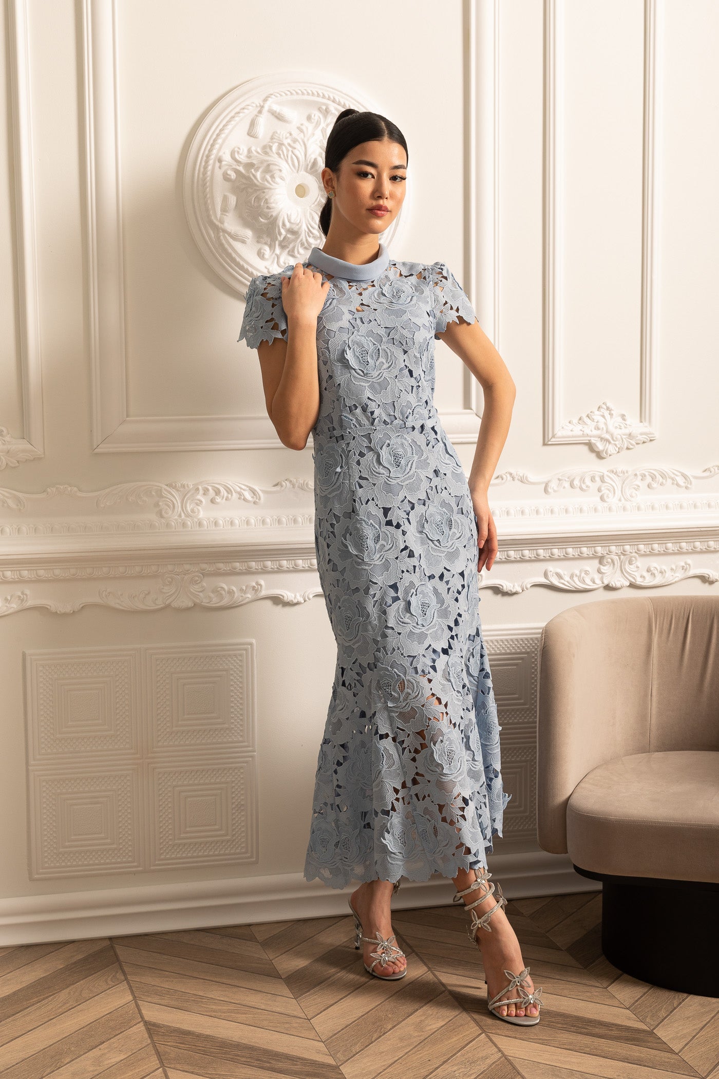 Olyssa Yüksek Yakalı ve Midi Etekli Çiçek Desenli Dantel Elbise