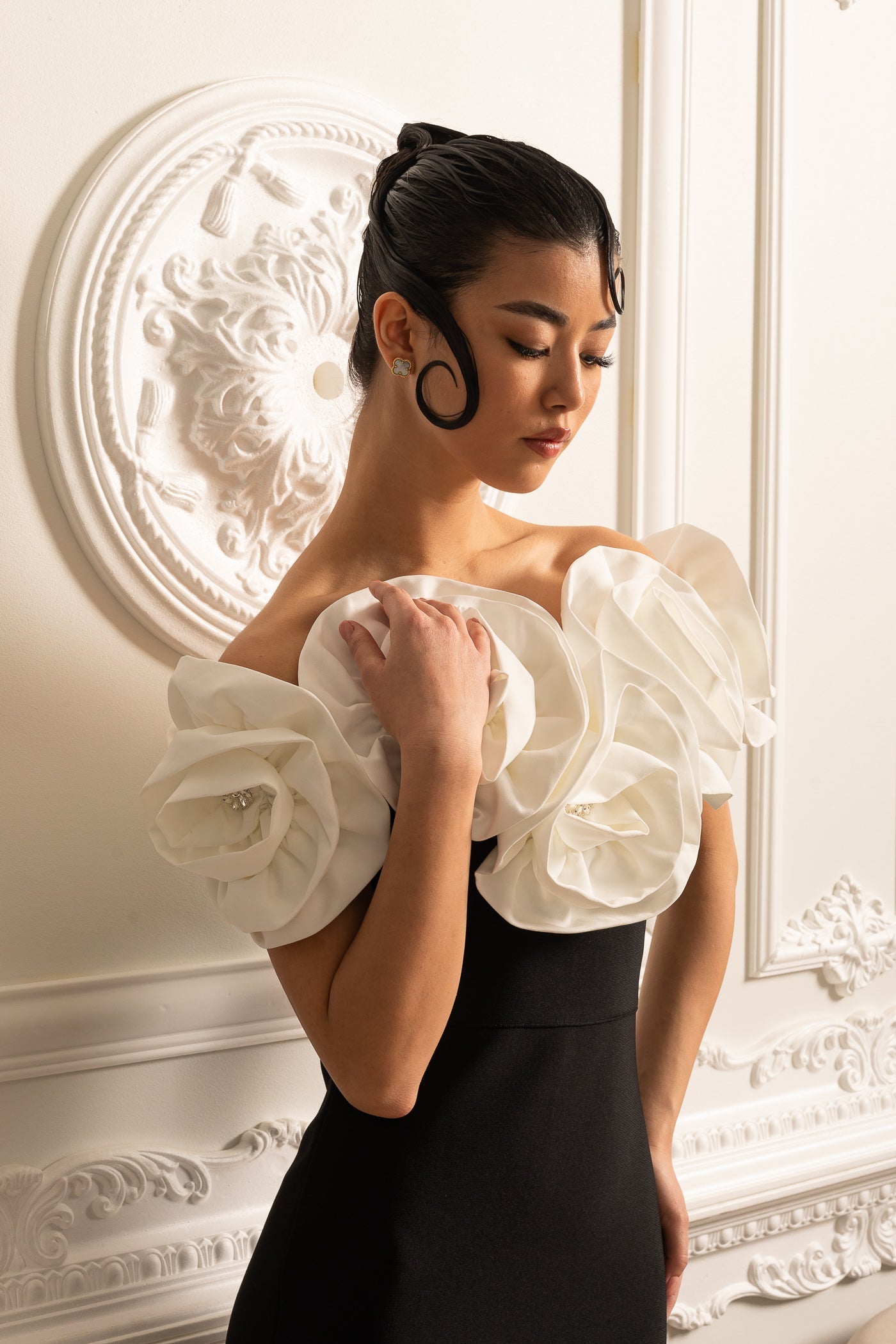 Olyssa Büyük Beyaz Çiçek Süslemeli Gömme Elbise - Siyah