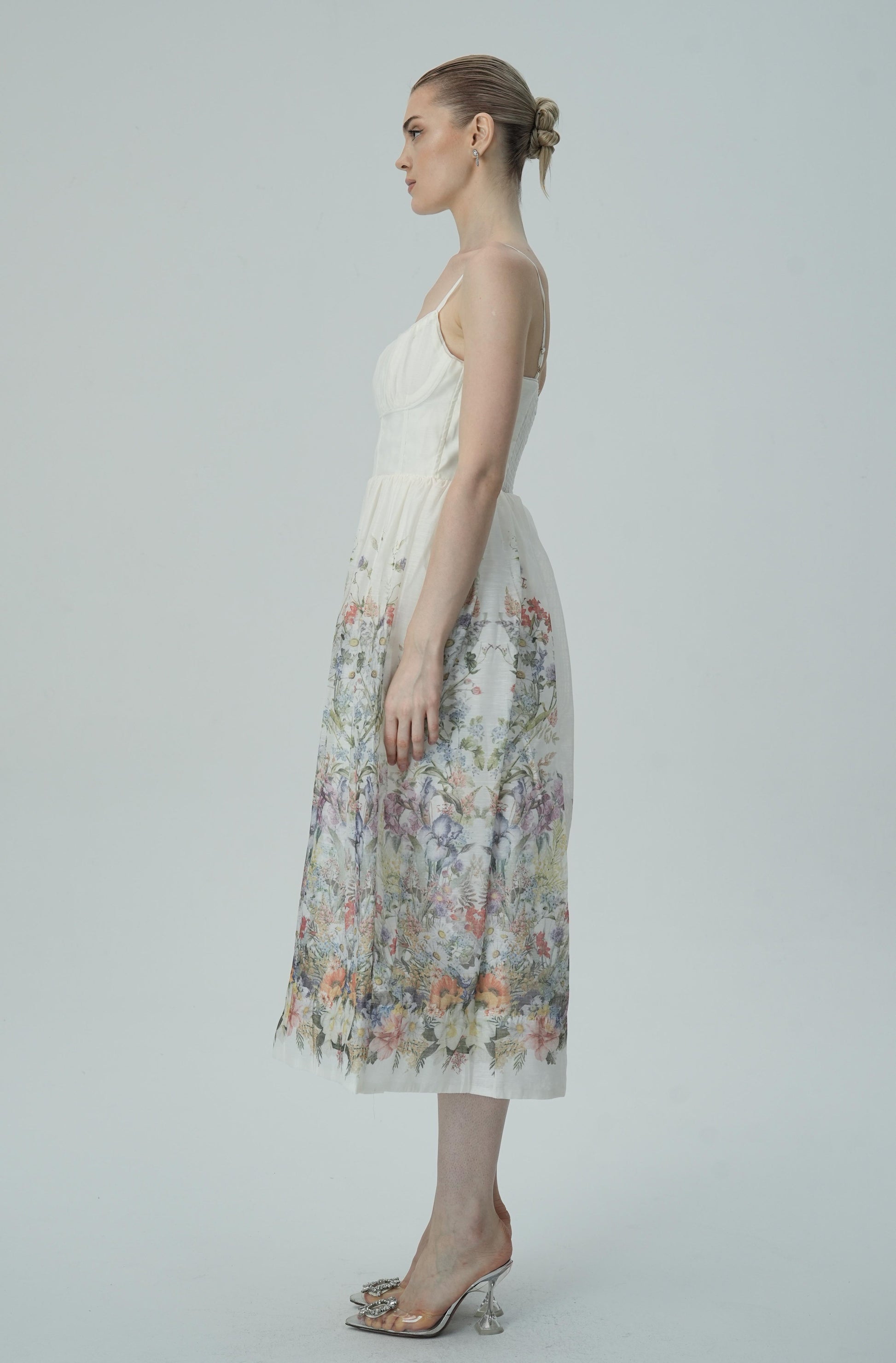 Olyssa Dantelli Bedene Sahip Çiçek İşlemeli Midi Elbise