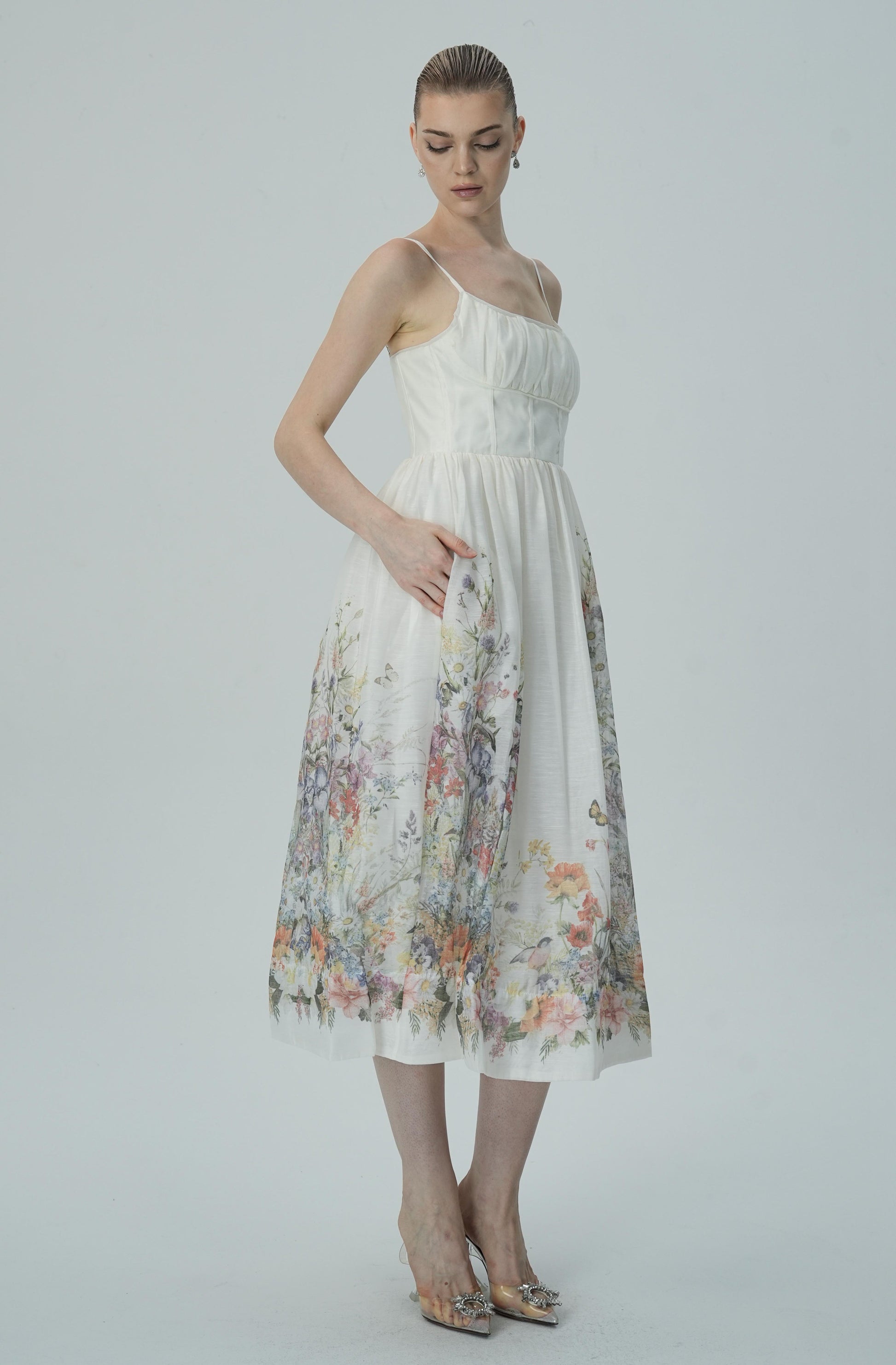 Olyssa Dantelli Bedene Sahip Çiçek İşlemeli Midi Elbise