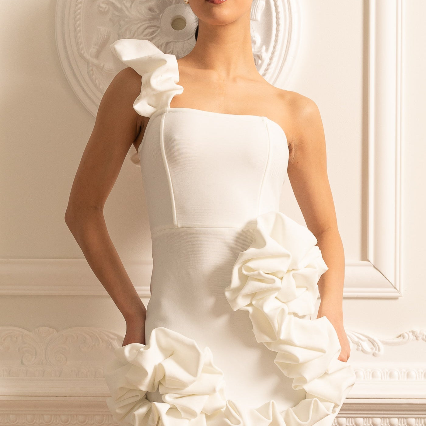 Olyssa Fırfırlı Etek Ucu ve Omuz Askılı Çiçek Desenli Mini Elbise – Beyaz