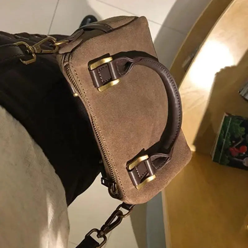 Üst Saplı Kadife Çanta