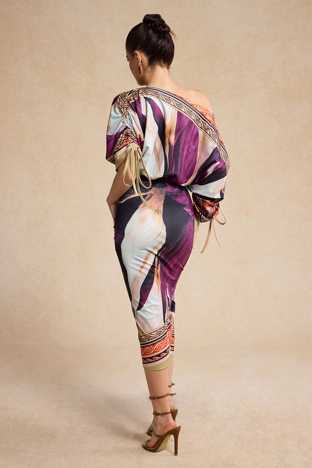 Soyut Çiçek Desenli Uzun Kollu Bluz ve Midi Etek Takımı