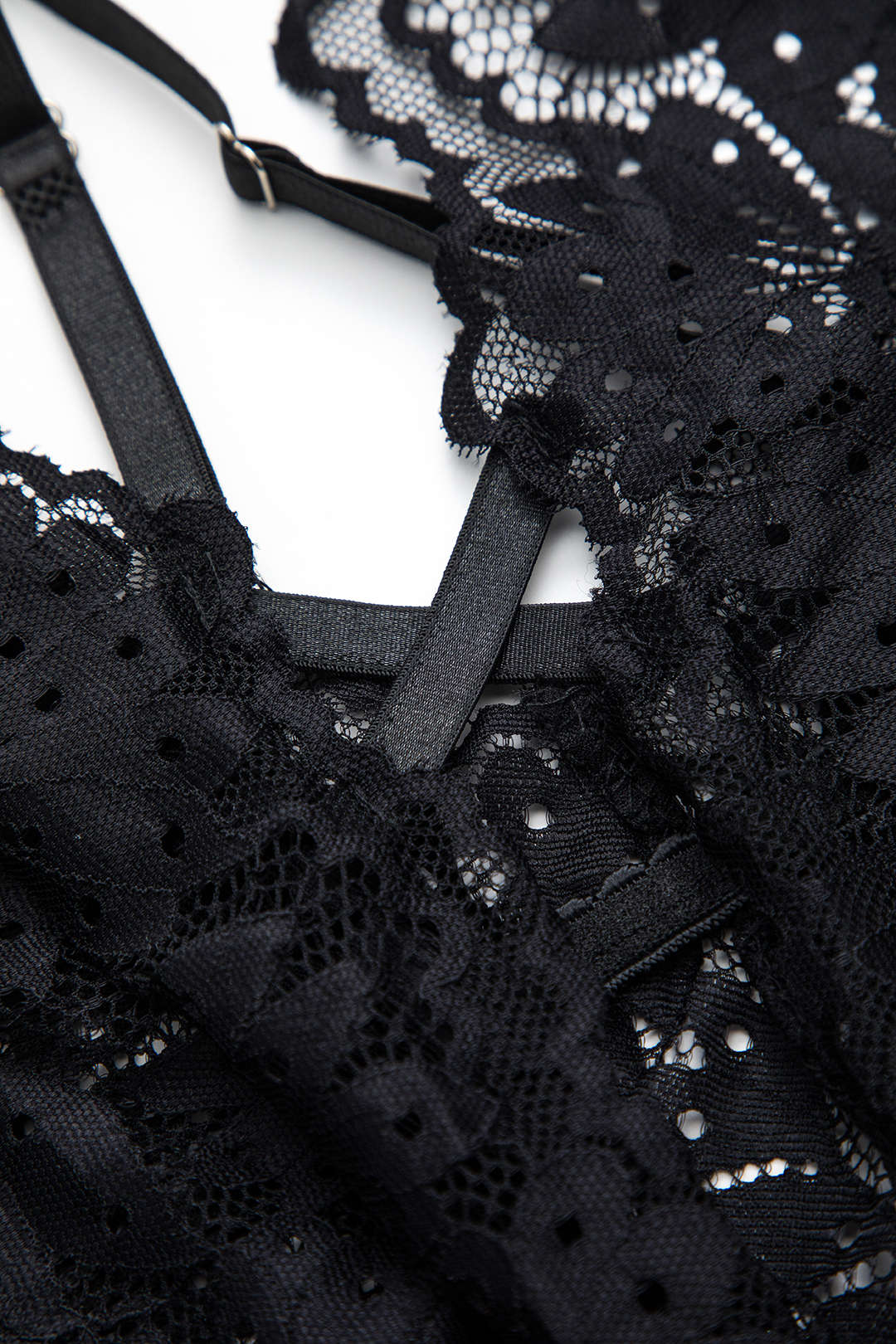 Dantel Kesik Detaylı Bağlama Önü ve Sırt Açık Bodysuit